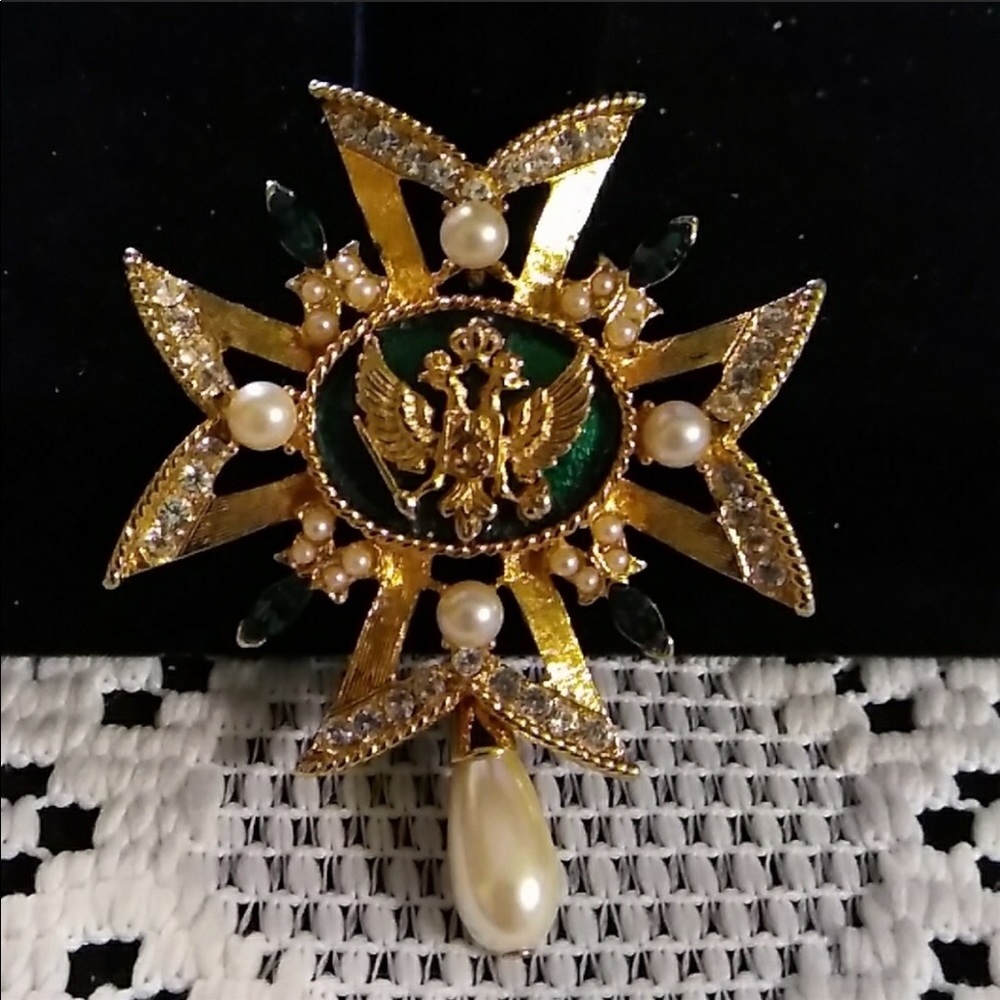 GORGEOUS DANGLE BROOCH